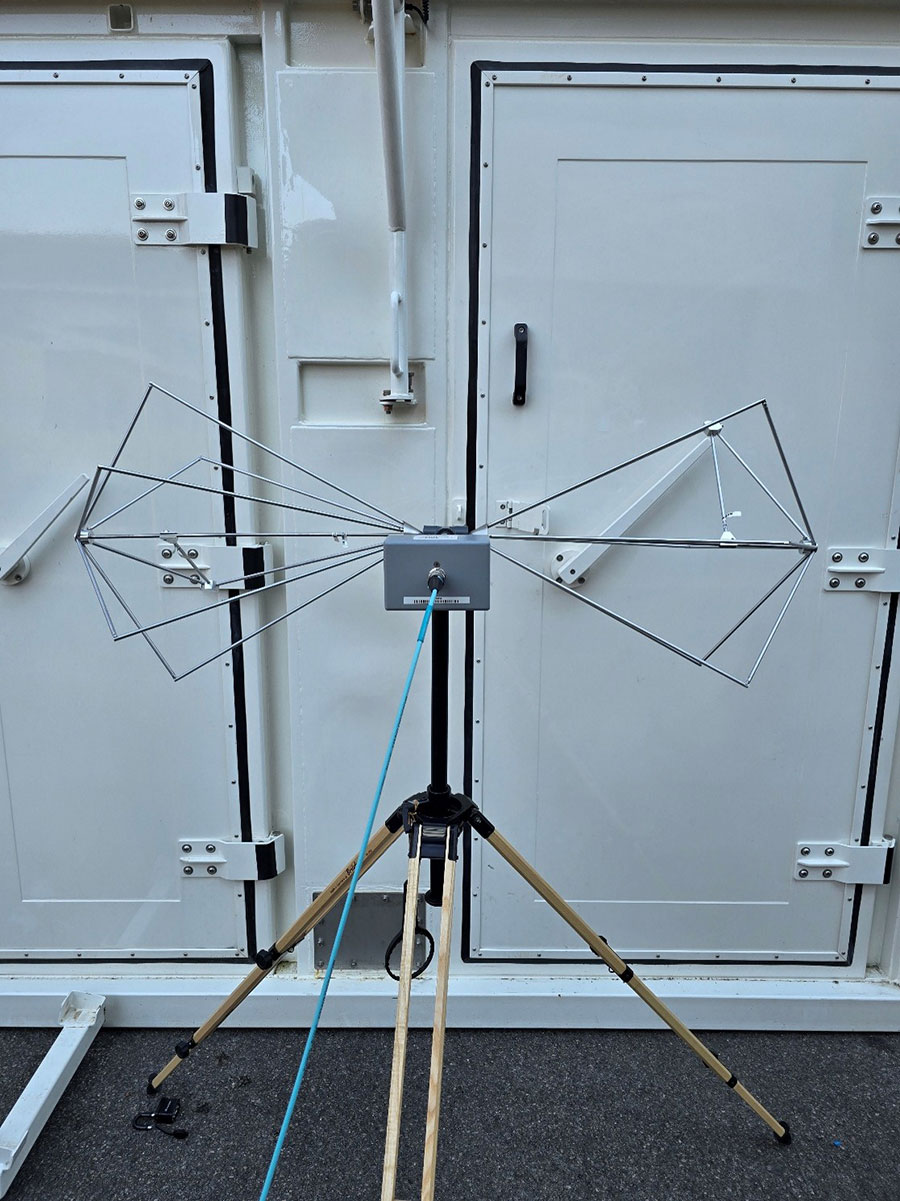 Shielding effectiveness testing chamber